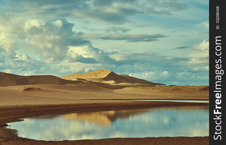 Mongolia. Sands Mongol Els, sandy dune desert