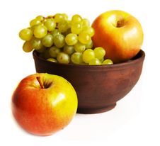 Grapes And Apples In The Clay Plate Royalty Free Stock Photos