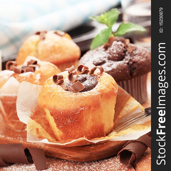 Sponge cakes with chocolate center and muffins