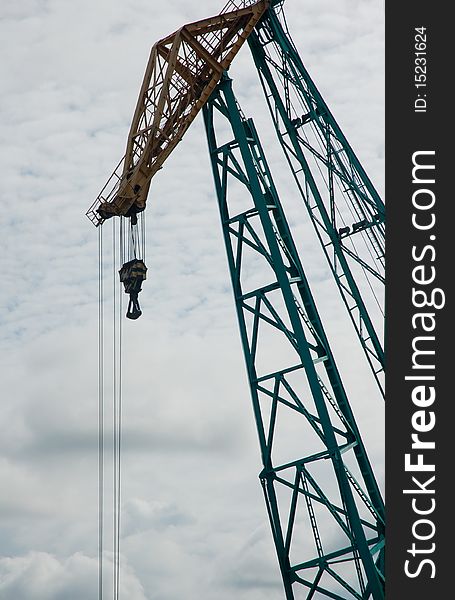 The building crane against the sky