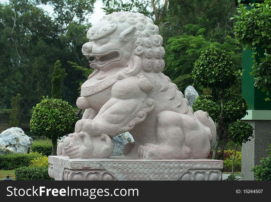 White pink granite Chinese lion statue