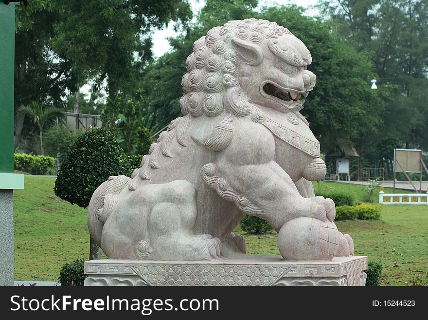 White pink granite Chinese lion statue