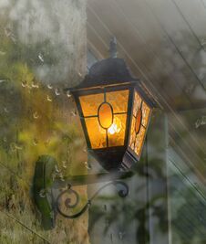 Free Decorative Street Lamp At Rainy Morning Royalty Free Stock Photos - 152408708
