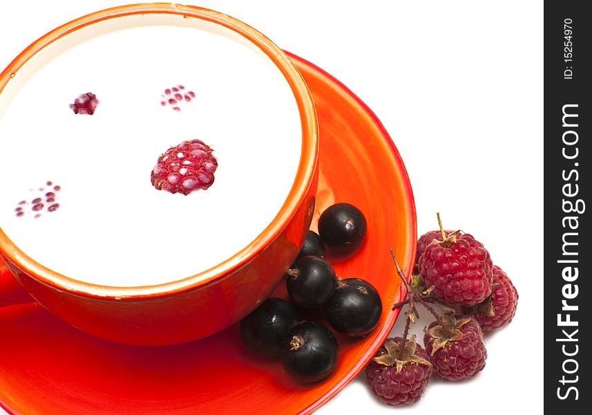 Ñup of milk with berries isolate on white