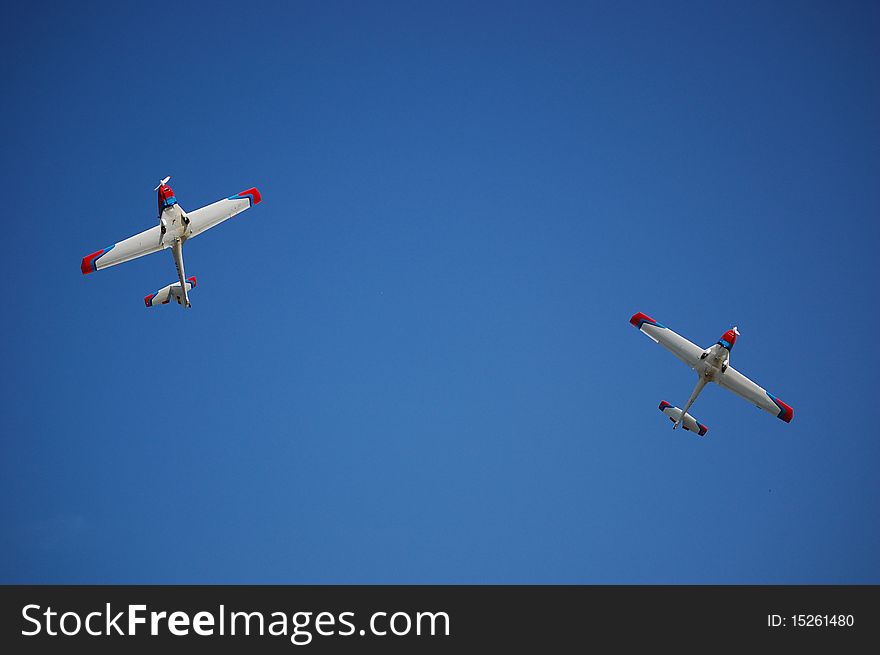 2 airplanes departing on an evening blue sky