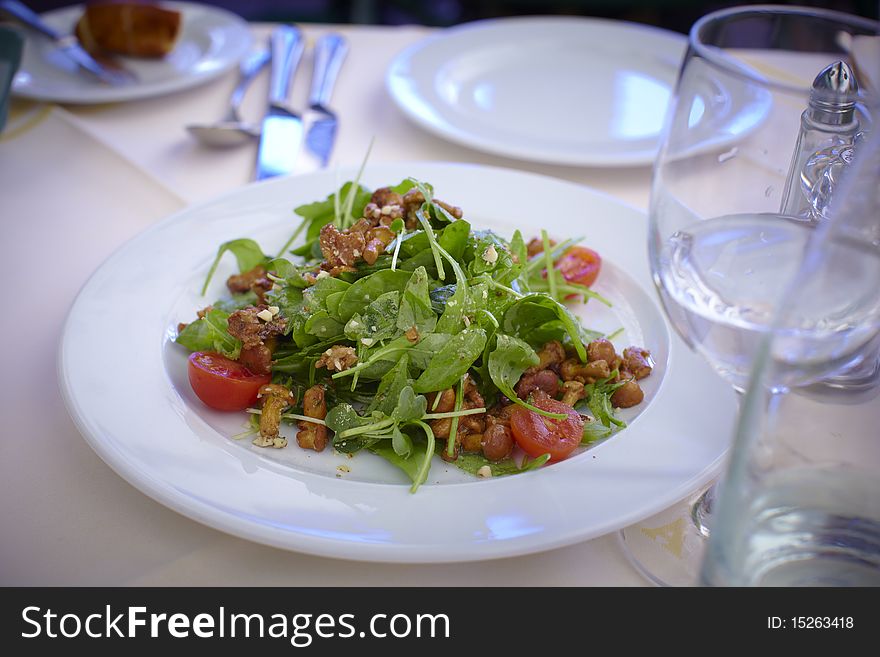 Salad with wild mushrooms and tomatoes