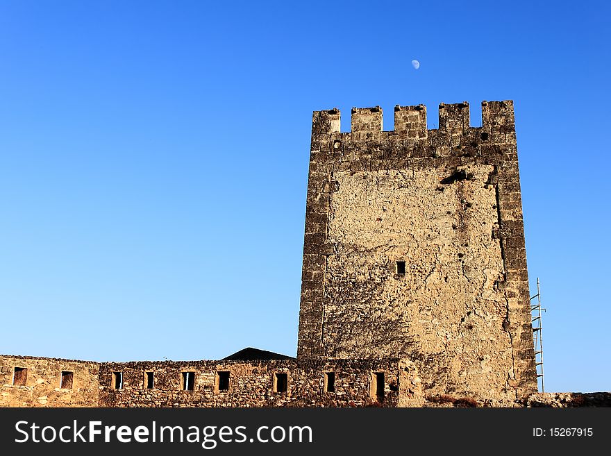 Moon being seen in the castle of Buñol