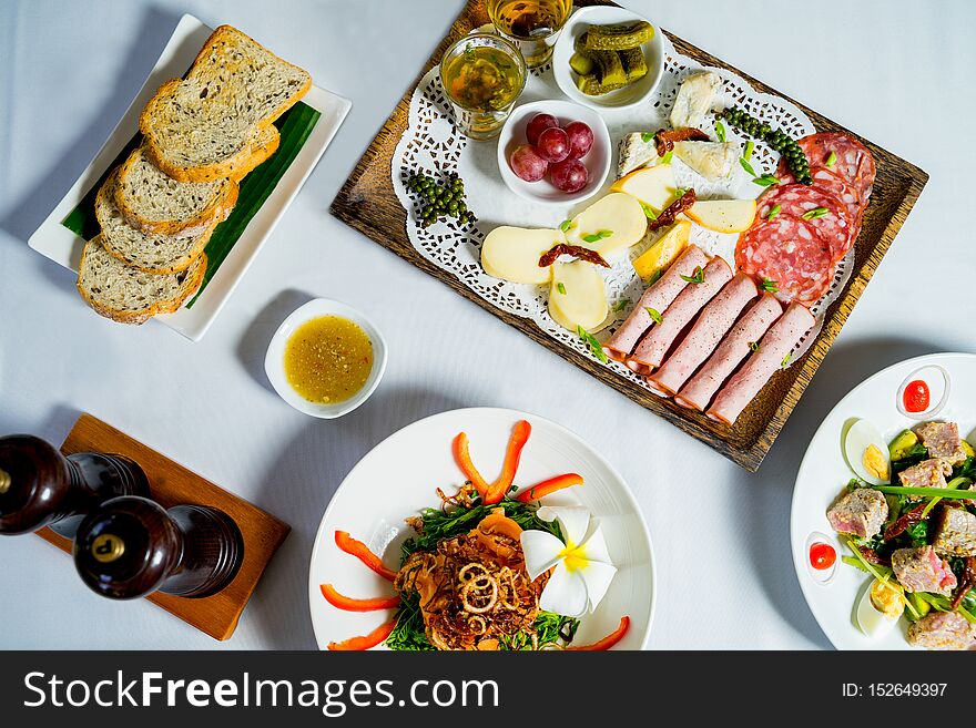 Overhead of cheese platter with crispy toasts. Food and beverage.