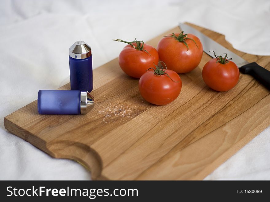 Food composition with tomatoes and salt