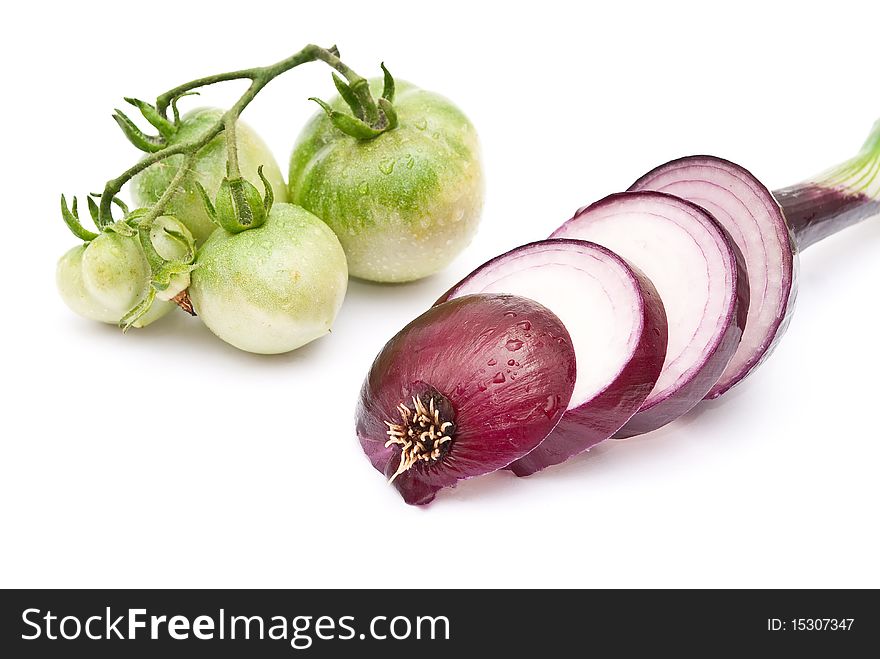 Sliced young red onion with green tomatoes