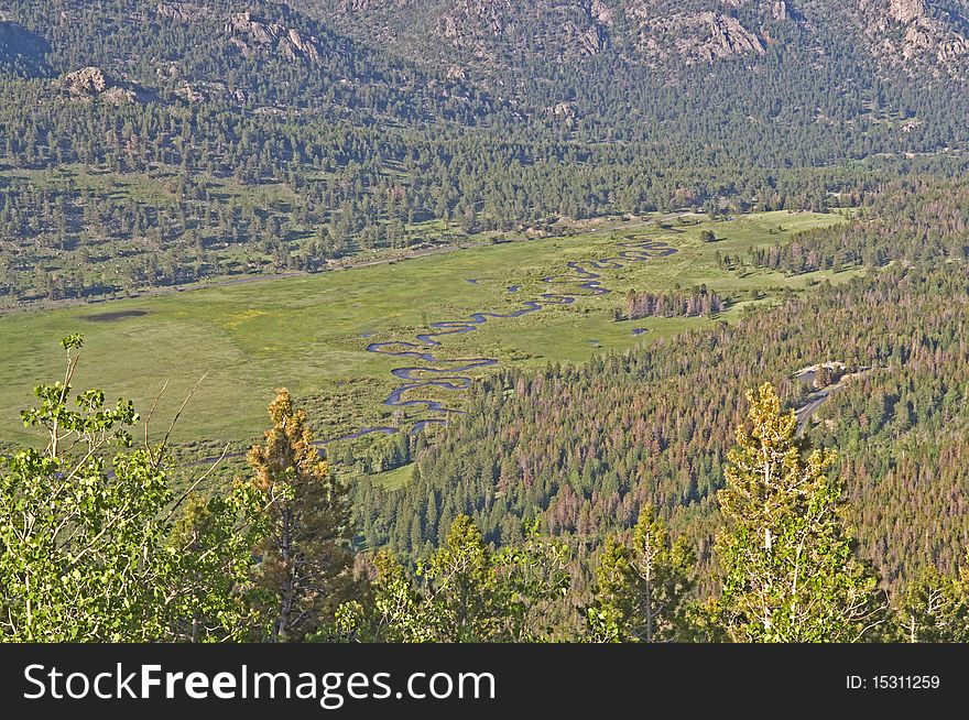 The Fall River flows through a valley that was glaciated, forming a flat floor and steep lateral moraines on each side. Because the valley floor is relatively flat and composed of soft sediment, the river is free to meander. The valley gets its name (Horseshoe Park) from these meanders. The Fall River flows through a valley that was glaciated, forming a flat floor and steep lateral moraines on each side. Because the valley floor is relatively flat and composed of soft sediment, the river is free to meander. The valley gets its name (Horseshoe Park) from these meanders.