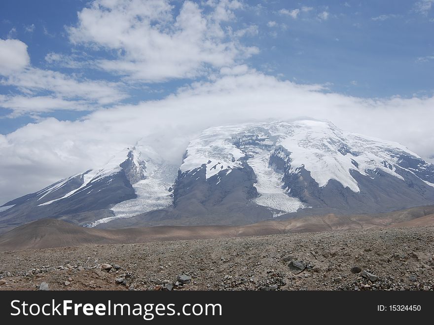 Muztag Ata in Xinjiang of China.Elevation 7546 meters