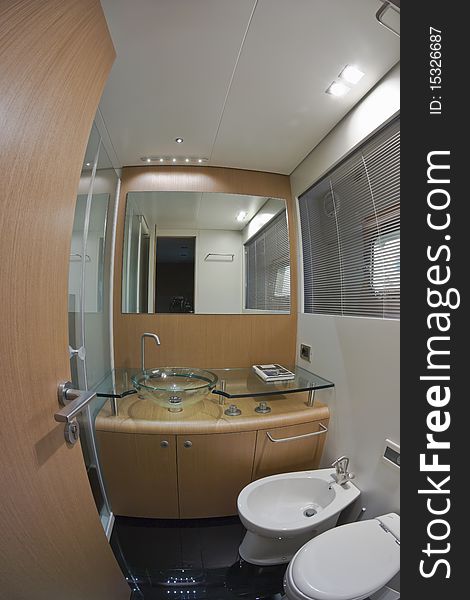 Luxury yacht Continental 80, guests bathroom