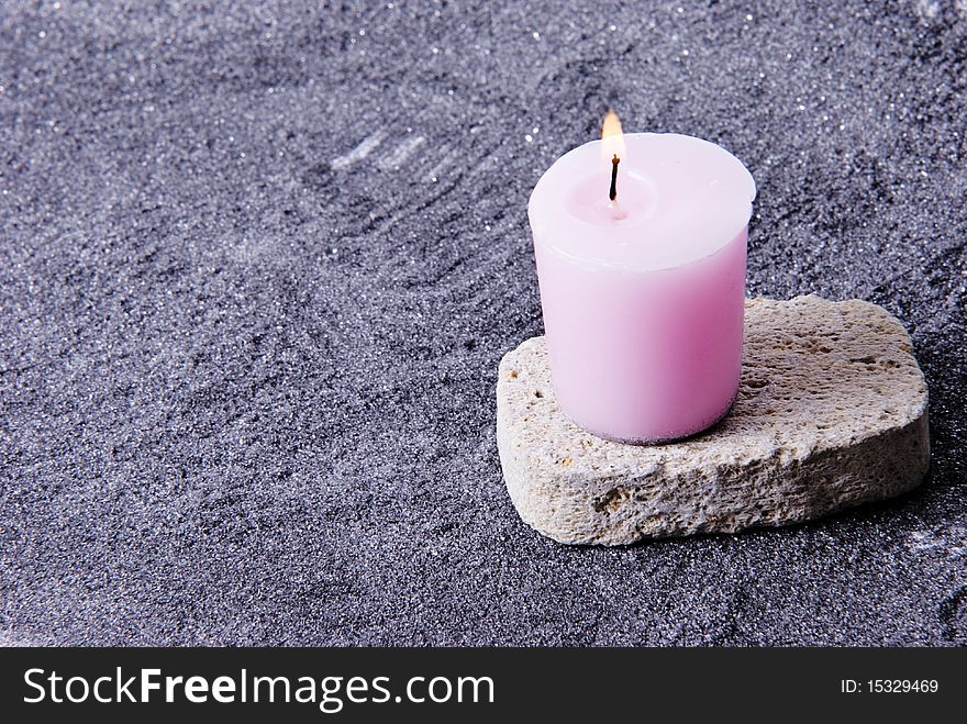 This beautiful candle uses this stone as a ship to discover this ocean of sand. This beautiful candle uses this stone as a ship to discover this ocean of sand.