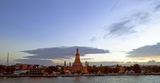 Wat Arun Temple At Dusk Stock Photos