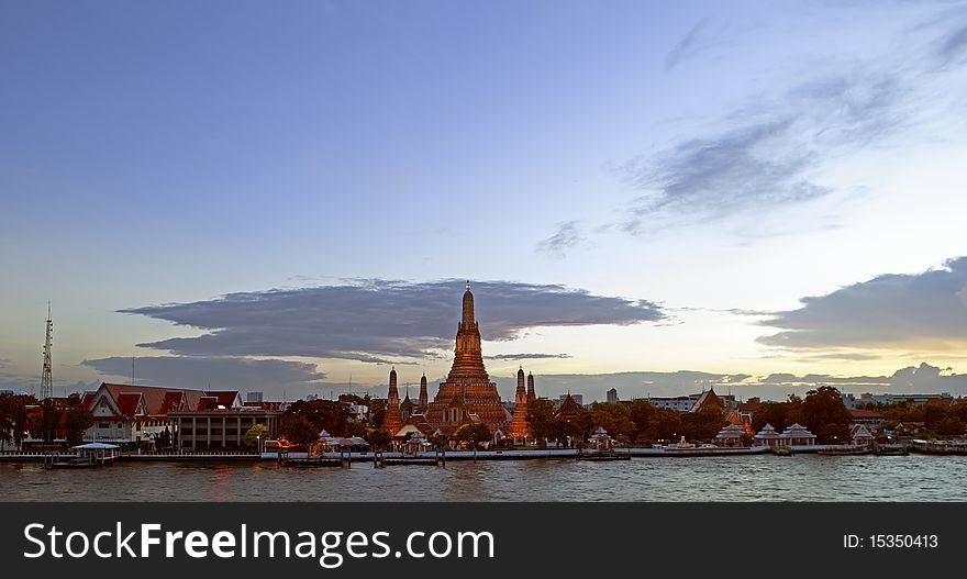 Wat Arun temple at dusk