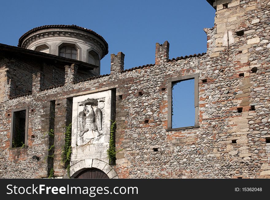 Carvenago Castle, near Bergamo, was built in the late sixteenth century. It 'a structure created with residential and defensive purposes. Carvenago Castle, near Bergamo, was built in the late sixteenth century. It 'a structure created with residential and defensive purposes.