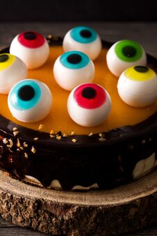Halloween Cake With Candy Eyes Decoration On Wooden Table Royalty Free Stock Photos