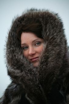 Beautiful Girl In A Fur Coat Royalty Free Stock Images Beautiful Girl In A Fur Coat Royalty Free Stock Images