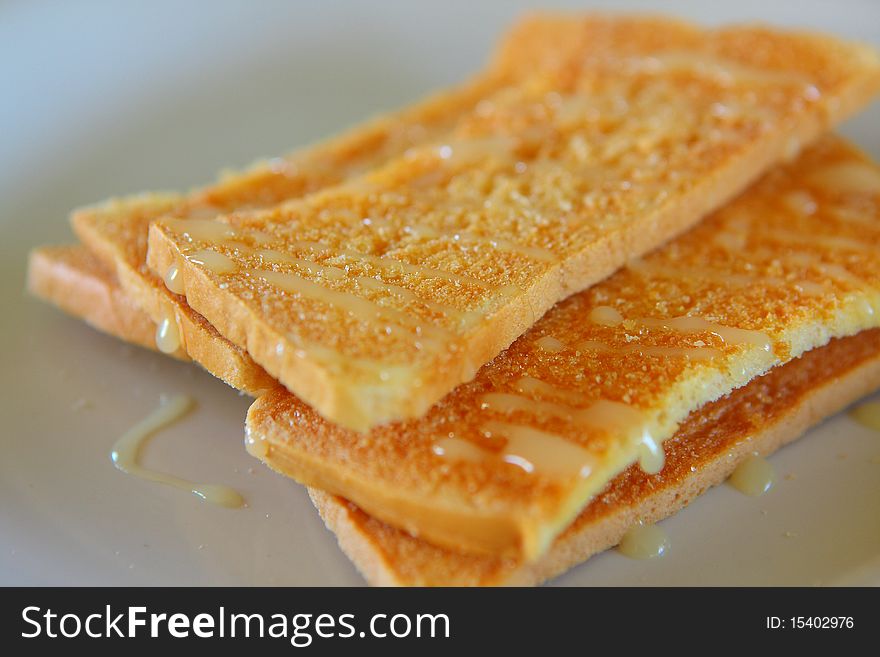 Crunchy bread pour sweetened milk