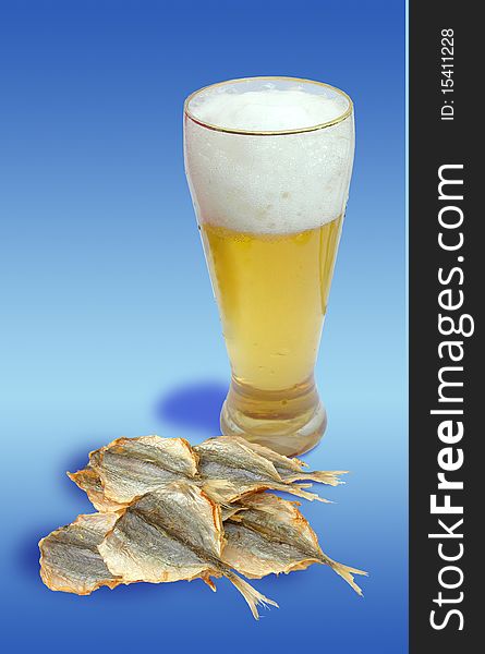 A glass of beer and dried fish are shown in the picture. A glass of beer and dried fish are shown in the picture.