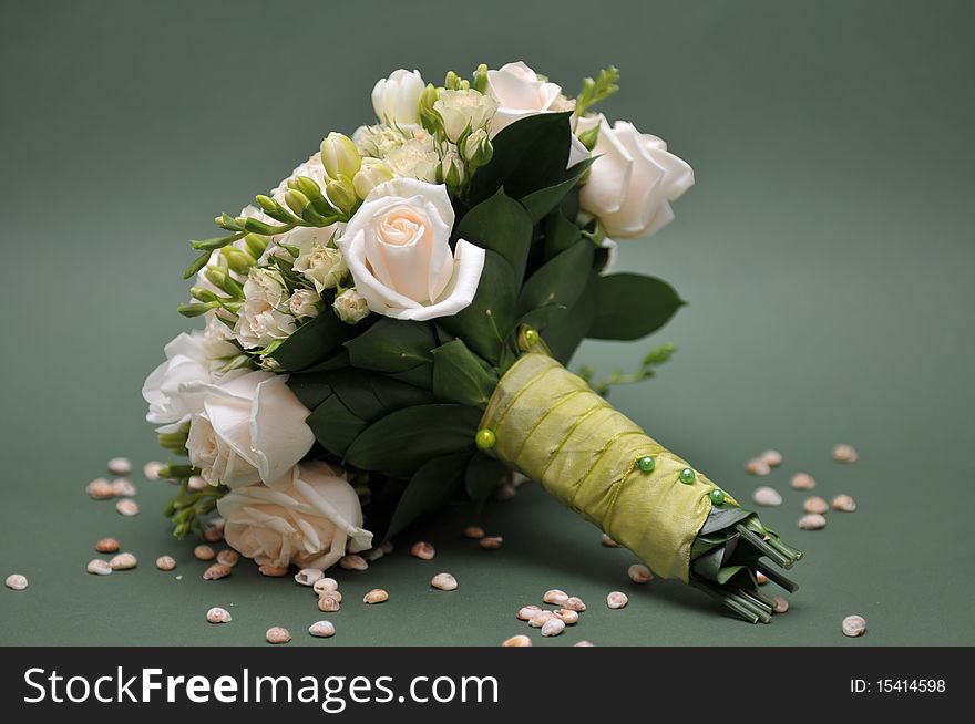 Wdding flower arrangement with white roses