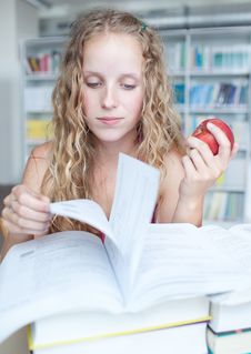 Female College Student In A Library Royalty Free Stock Photography Female College Student In A Library Royalty Free Stock Photography