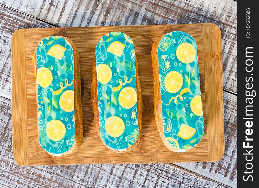The eclairs with vanilla cream cheese decorated with chocolate print
