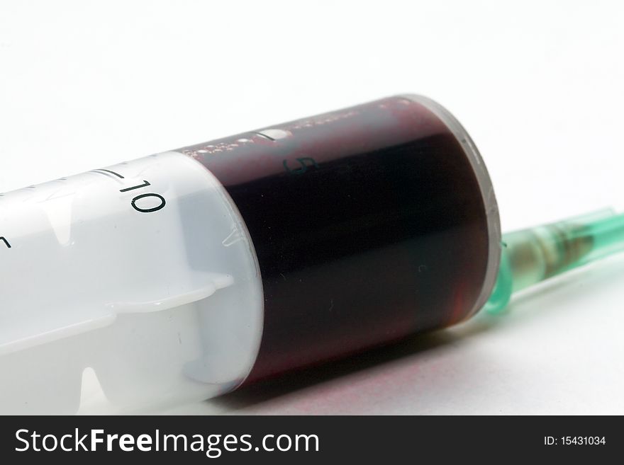 Photo a syringe with a medicine of red colour (close up)