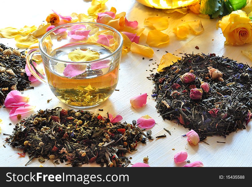 Tea with the petals of roses