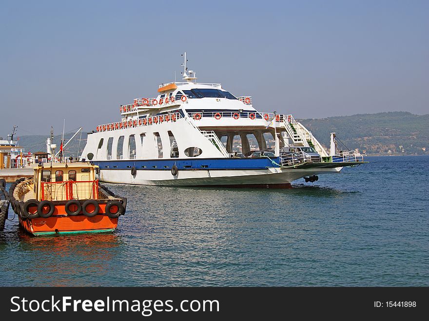 Full ferryboat leaving port for a new course