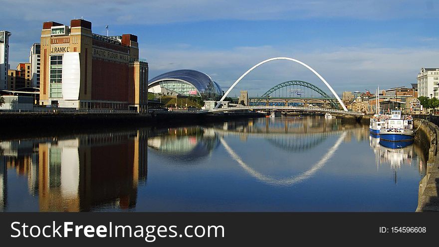 This is a brilliant place to visit on wind free days as you can catch the best photographs. In this panorama from left to right is the Baltic, Sage, Millennium Bridge and the River Escapes boat. This is a brilliant place to visit on wind free days as you can catch the best photographs. In this panorama from left to right is the Baltic, Sage, Millennium Bridge and the River Escapes boat.