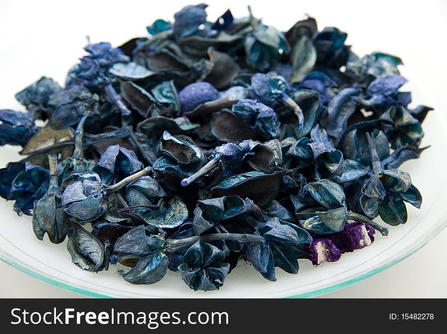 Blue dry flowers onto plates