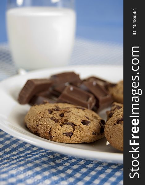Chocolate cookies whit a glass of milk