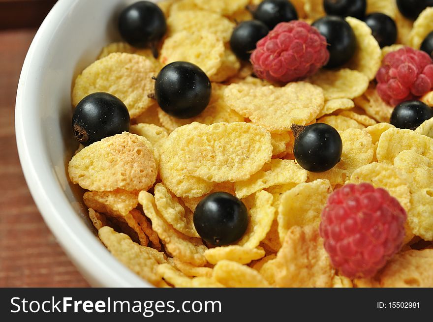 The corn flakes with berries in bowl. The corn flakes with berries in bowl