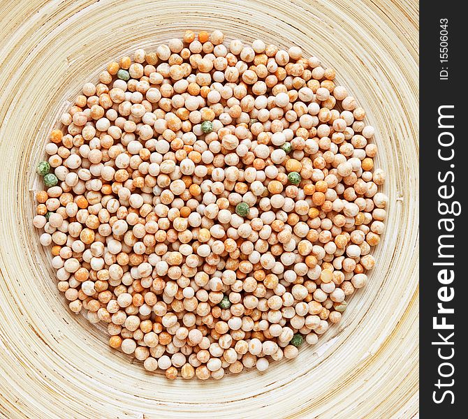 Dried peas on a wooden plate