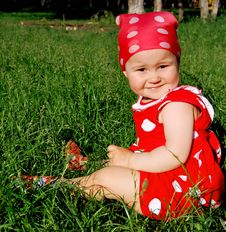 Baby Sitting On The Grass Royalty Free Stock Photos Baby Sitting On The Grass Royalty Free Stock Photos