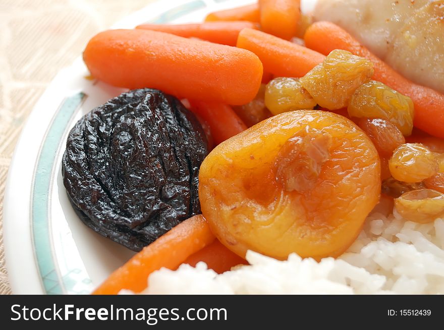 Stewed carrots with rice and chicken