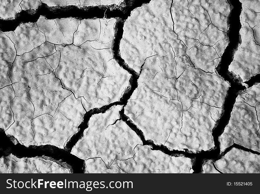The soil in the fissures appeared on the long-term heat