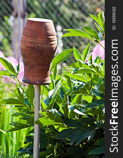 Clay pot dries on a column