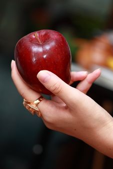Apple In Hand Royalty Free Stock Photography Apple In Hand Royalty Free Stock Photography