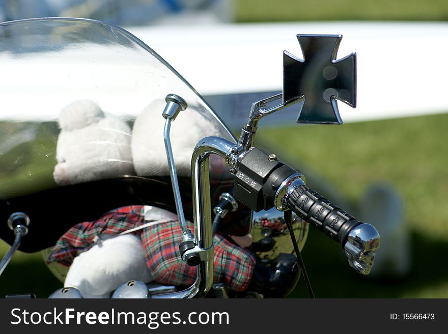 Chrome motorcycle handle grip with skull