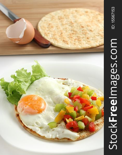 Fried egg with pepper and lettuce