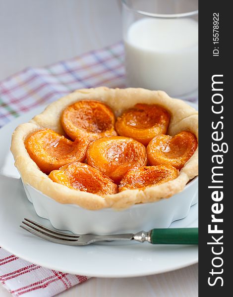 Apricot tart served with milk