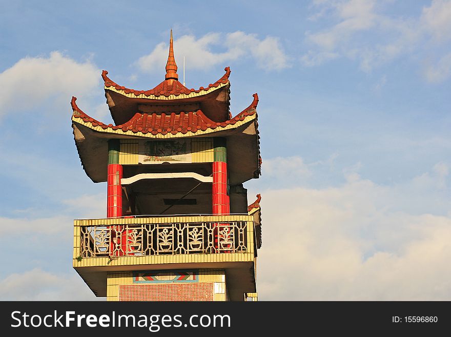 Yang shot a pavilion in the mountains