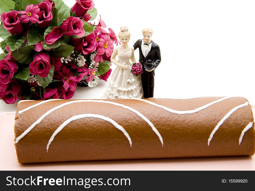 Biscuit role with bridal couple and flowers