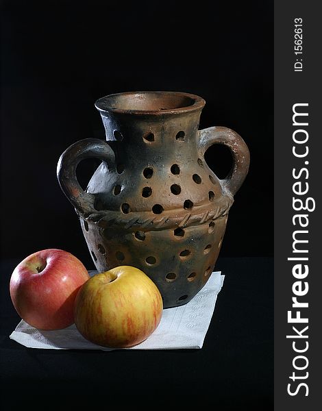 Pottery vase with apples