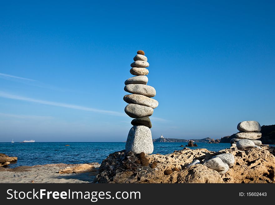 Torre di sassi sulla spiaggia di Cave Usai, Villasimius,sud della Sardegna