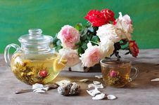 Green Elite Tea And Roses Stock Photography