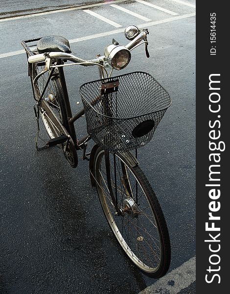 Old bicycle [antique]